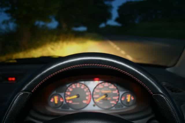 La concentration nécessaire à la conduite est elle-même fatigante. Un conducteur déjà éreinté connaît des phases de microsommeil qui ne durent que quelques secondes mais peuvent faire beaucoup de dégâts à 130 km/h sur autoroute. Et s'il suffisait simplement d'allumer un plafonnier bleu ? © Kevin Crumplin, shutterstock.com