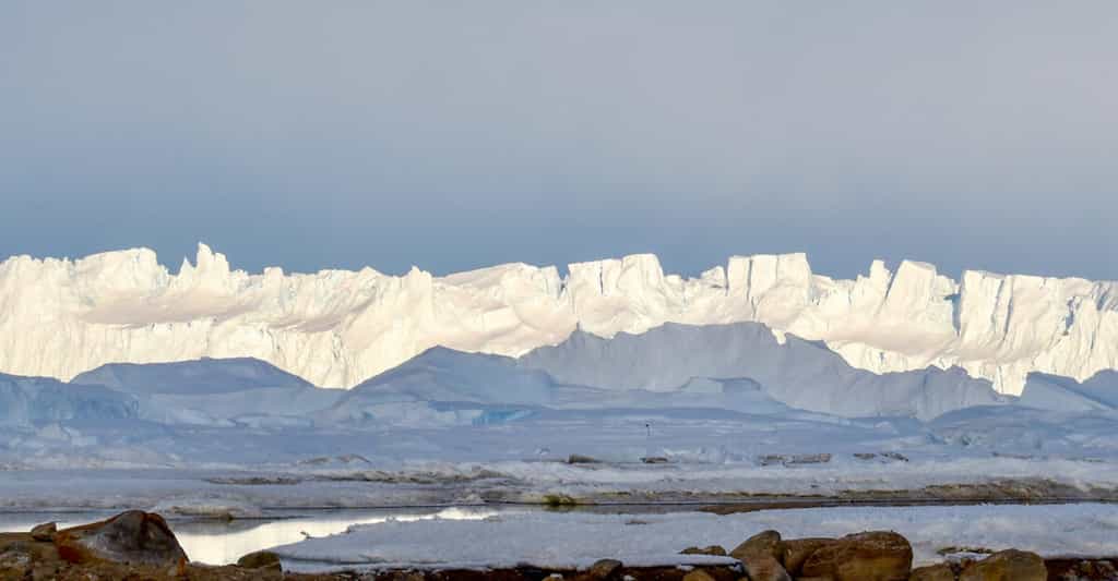Ici, la calotte glaciaire de l’Antarctique oriental rencontre la mer. C’est dans ce genre de région que des chercheurs de l’université du Texas (États-Unis) viennent de découvrir un lac sous-glaciaire qui pourrait leur fournir de précieuses informations sur l’histoire de l’Antarctique. © Shuai Yan, Université du Texas, Jackson School of Geosciences