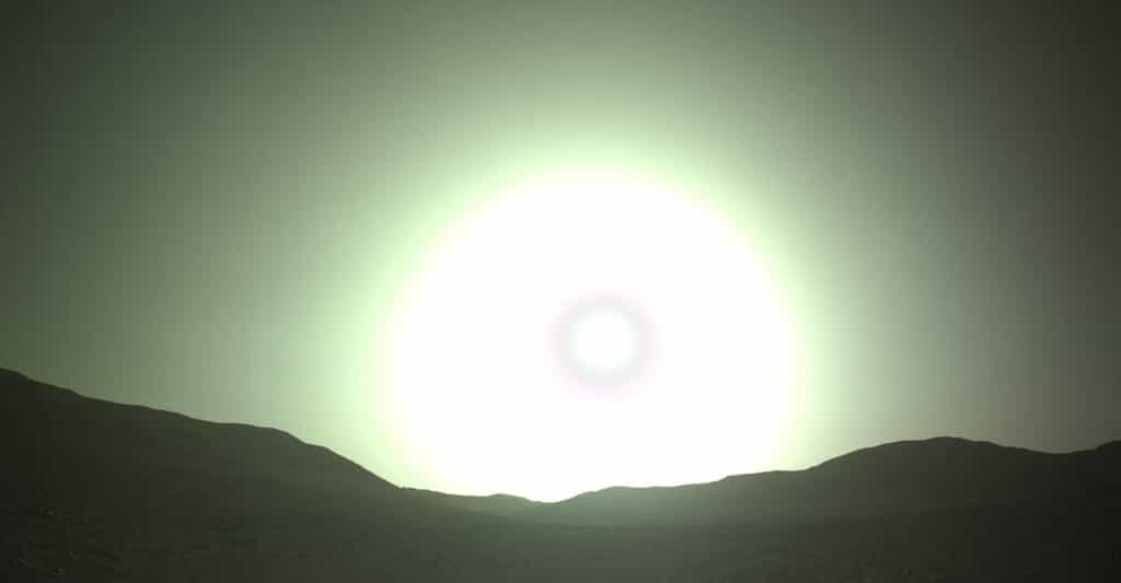 Perseverance a renvoyé une photo magnifique d’un coucher de Soleil bleu — ou vert — sur Mars. © Nasa