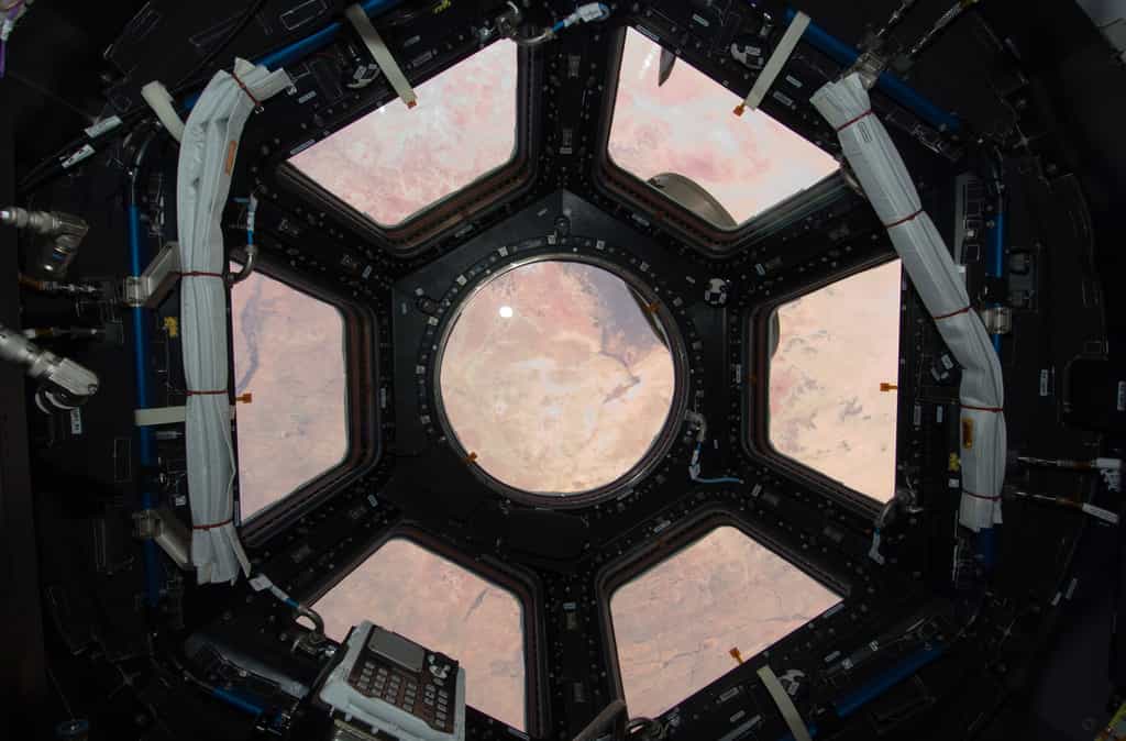 La coupole et ses 7 panneaux ouverts sur la Terre offre une vision à 360° sur l’extérieur de l’ISS. Chaque hublot est composé de deux panneaux de 25 millimètres d’épaisseur, avec un troisième panneau pour la protection anti-débris et un quatrième pour éviter les dommages depuis l’intérieur de la station. Il s’agit des plus gros hublots jamais montés sur une station spatiale habitée. Crédit Nasa

