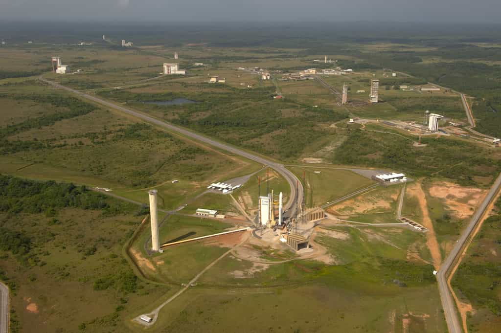 Vue aérienne des installations au sol du Centre spatial guyanais dédiées à Ariane 5. Au premier plan, la zone de lancement (ELA-3). © Esa/S. Corvaja