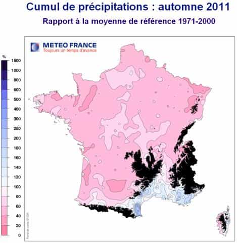 La France a connu un automne 2011 exceptionnellement chaud, extrêmement sec sur une grande partie du pays. Les pluies de l’automne ont été très contrastées. Elles ont été nettement excédentaires sur les zones méditerranéennes, mais très largement déficitaires partout ailleurs. Dans l’Ouest, le Sud-Ouest et le Nord-Est, les déficits de précipitations ont été souvent supérieurs à 50 %, parfois même à 60 %. Les régions en noir sur la carte sont les reliefs montagneux. Le cumul des&nbsp;précipitations est&nbsp;exprimé en pourcentage : en rose, un pourcentage nul signifie un déficit de précipitation, en bleu un excès de précipitation. © Météofrance, cc by-nc-sa-2.0&nbsp;