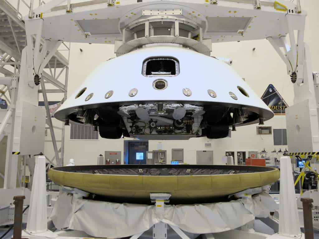 Le rover Curiosity est encapsulé dans son bouclier thermique. Le cône arrière, qui contient le rover (roues repliées), le Skycrane (la grue chargée de poser le rover sur la surface) et les parachutes, est installé sur le cône avant du bouclier. © Nasa/JPL-Caltech