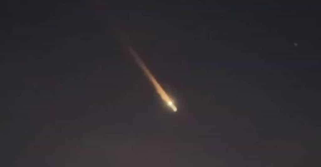 En retombant sur Terre, un débris du lanceur russe Soyouz-2-1b a illuminé le ciel australien. © @ThealienshopC, Twitter