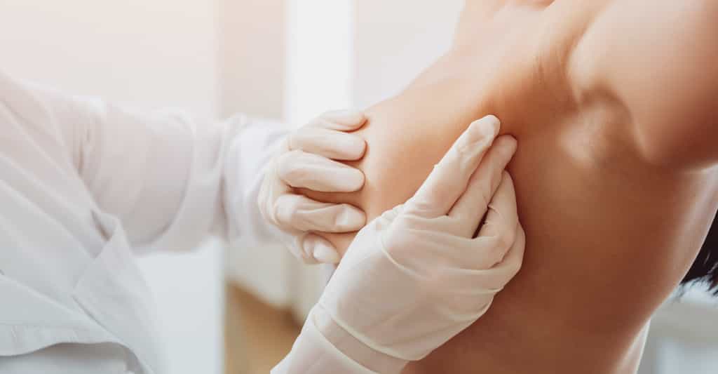 La palpation du sein est l'une des méthodes de prévention du cancer du sein. © romaset, Adobe Stock