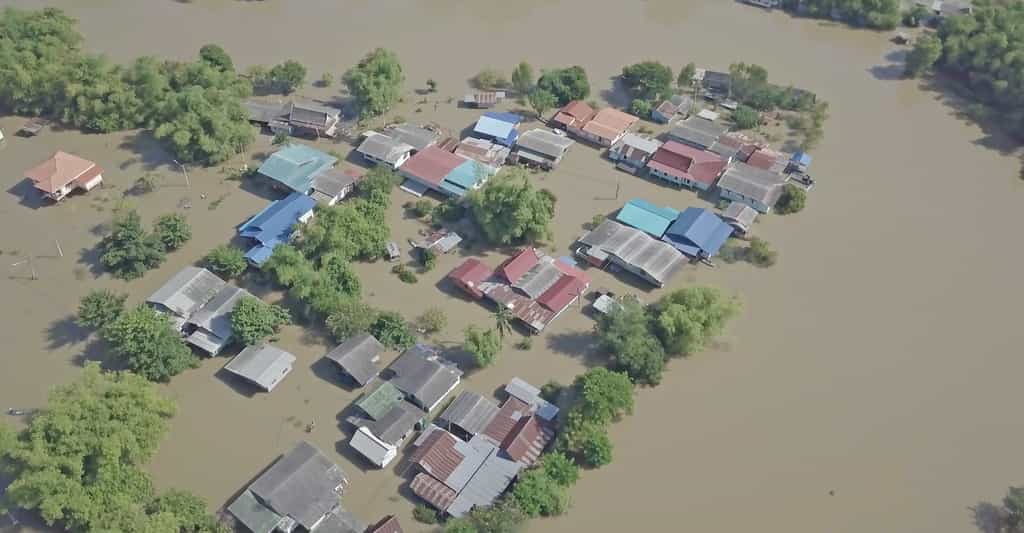 Avec le réchauffement climatique, les inondations menacent de plus en plus les populations qui devraient de fait être amenées à se déplacer de plus en plus. © witthaya, Adobe Stock