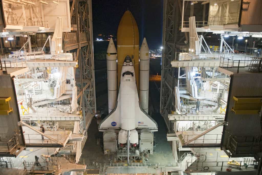 Fin janvier, la navette Discovery est transférée du VAB (Vehicle Assembly Building) vers le pas de tir 39A du centre spatial Kennedy de la Nasa. © Nasa/Jim Grossmann