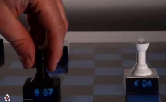 Pour illustrer les possibilités qu’offre sa technique d’impression 3D de systèmes optiques, Disney Research a créé ces pièces de jeu d’échecs dont le socle transparent contient un réseau de tubes creux qui dirigent la lumière projetée de la base vers la face avant pour afficher la position sur l’échiquier. © Disney Research
