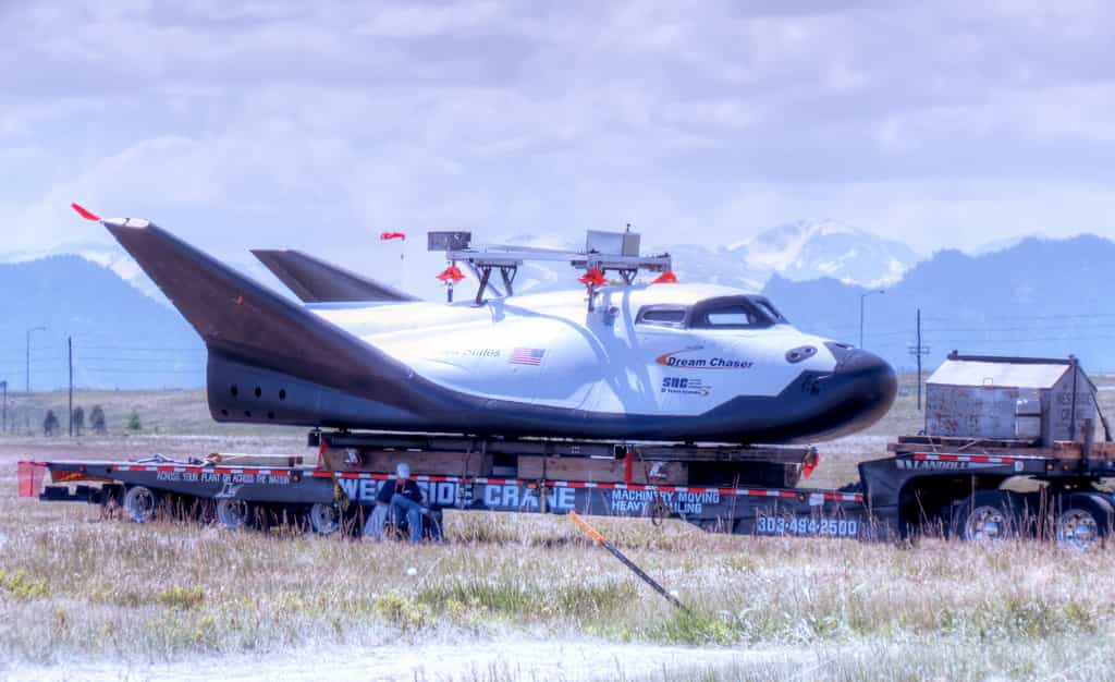 La mininavette Dream Chaser de Sierra Nevada. Ce planeur spatial se base sur le système de transport HL-20 développé par le Centre Langley de la Nasa au milieu des années 1980. Il sera lancé par un Atlas V et se posera comme un avion. On le voit ici en mai 2012 avant des essais de largage. © Sierra Nevada