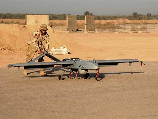Reconvertir un modèle de drone militaire en point d’accès Wi-Fi pour les soldats déployés dans des zones reculées : c’est ce que la Darpa, l’agence de recherche et développement de l’armée états-unienne, a décidé de faire. Il s’agit du drone RQ-7 Shadow, qui a notamment servi lors de missions en Irak et en Afghanistan. © Spc. James B. Smith Jr, Wikimedia Commons, DP