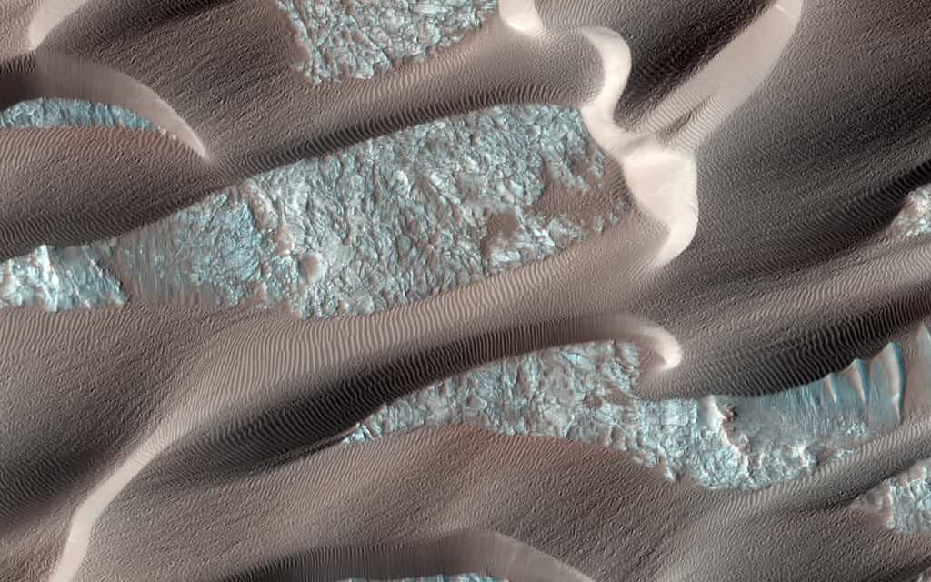 Le champ de dunes de Nili Patera, sur Mars, est un des plus actifs de la Planète rouge. Ces dunes de sable ondulent sous des vents quasi quotidiens pouvant atteindre 120 km/h. © Nasa, MRO, Hirise Science team