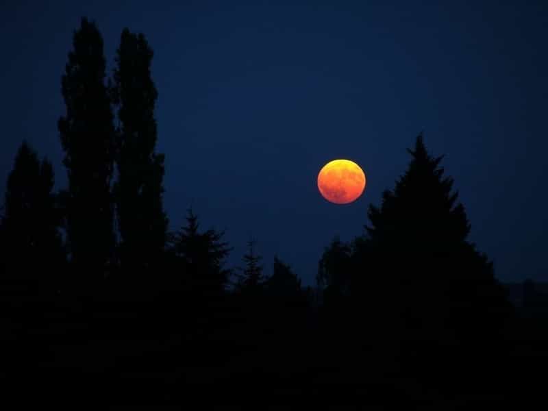 Le 21 décembre à l'aube, le coucher de Lune pendant l'éclipse permettra de jolies compositions avec les paysages terrestres. © J.-B. Feldmann 