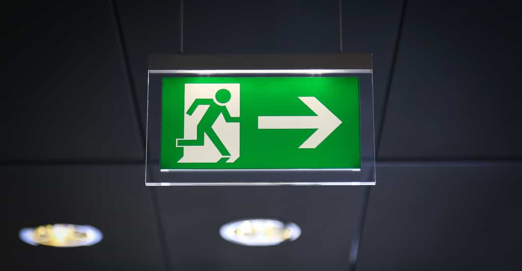 Les luminaires employés pour les éclairages de secours doivent présenter un indice IK supérieur ou égal à 03. © Marco Scisetti, Adobe Stock
