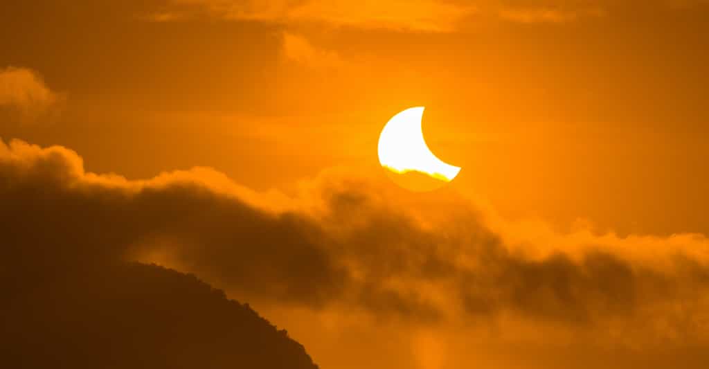 Ce mardi 25 octobre 2022, la Lune a partiellement éclipsé le Soleil. © bochimsang, Adobe Stock
