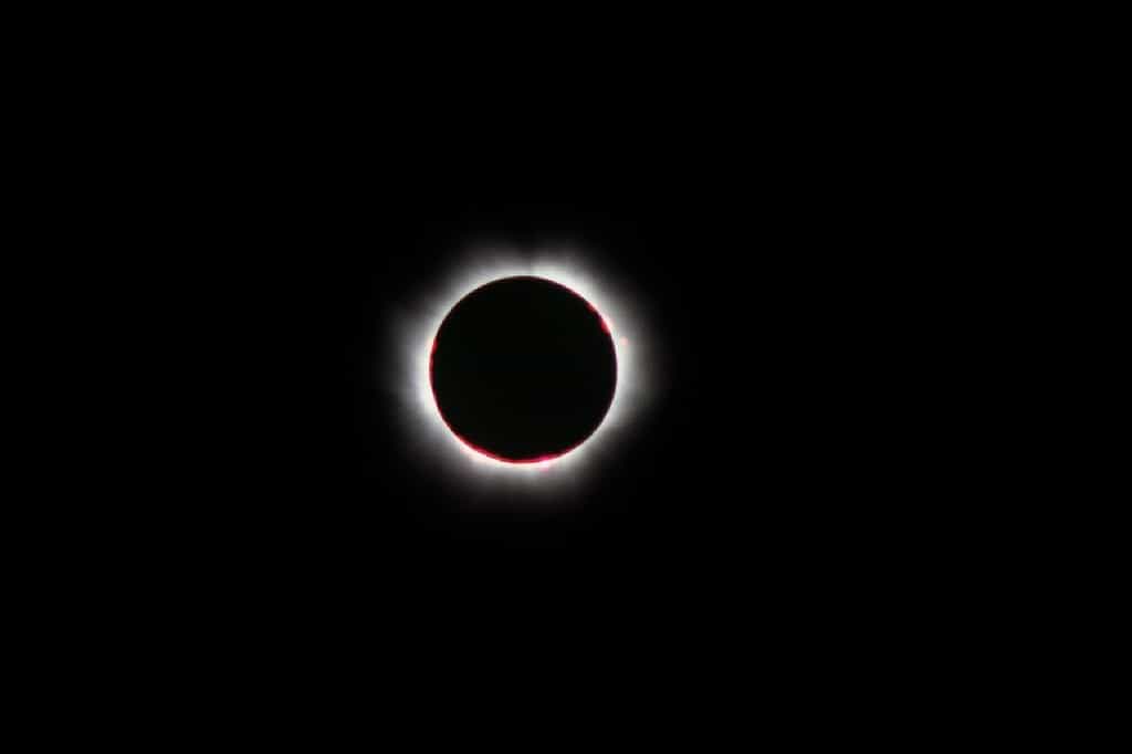 Comme lors de l'éclipse totale de Soleil qui se déroula en France le 11 août 1999, les astronomes chercheront cette fois encore à photographier la couronne et les protubérances solaires. Crédit J.-B. Feldmann        
