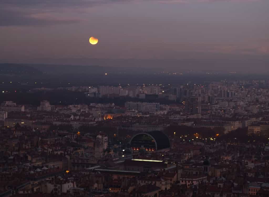 La fin de l'éclipse du 10 décembre au moment du lever de la Lune vue depuis les hauteurs de Lyon. © J.-B. Feldmann 
