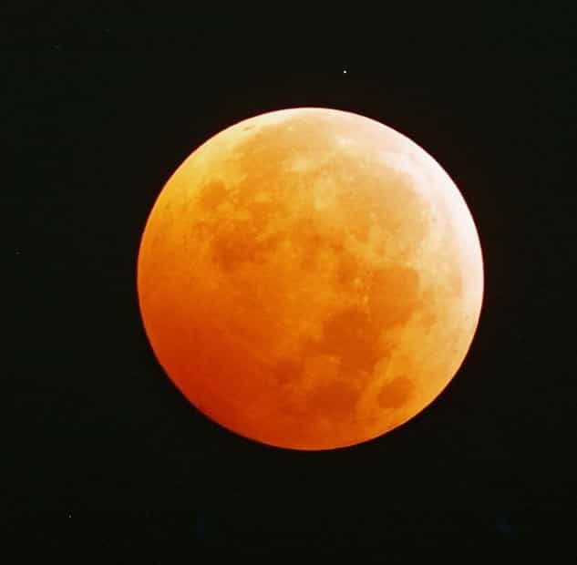 L'éclipse totale de Lune du 28 octobre 2004. © J.-B. Gordien