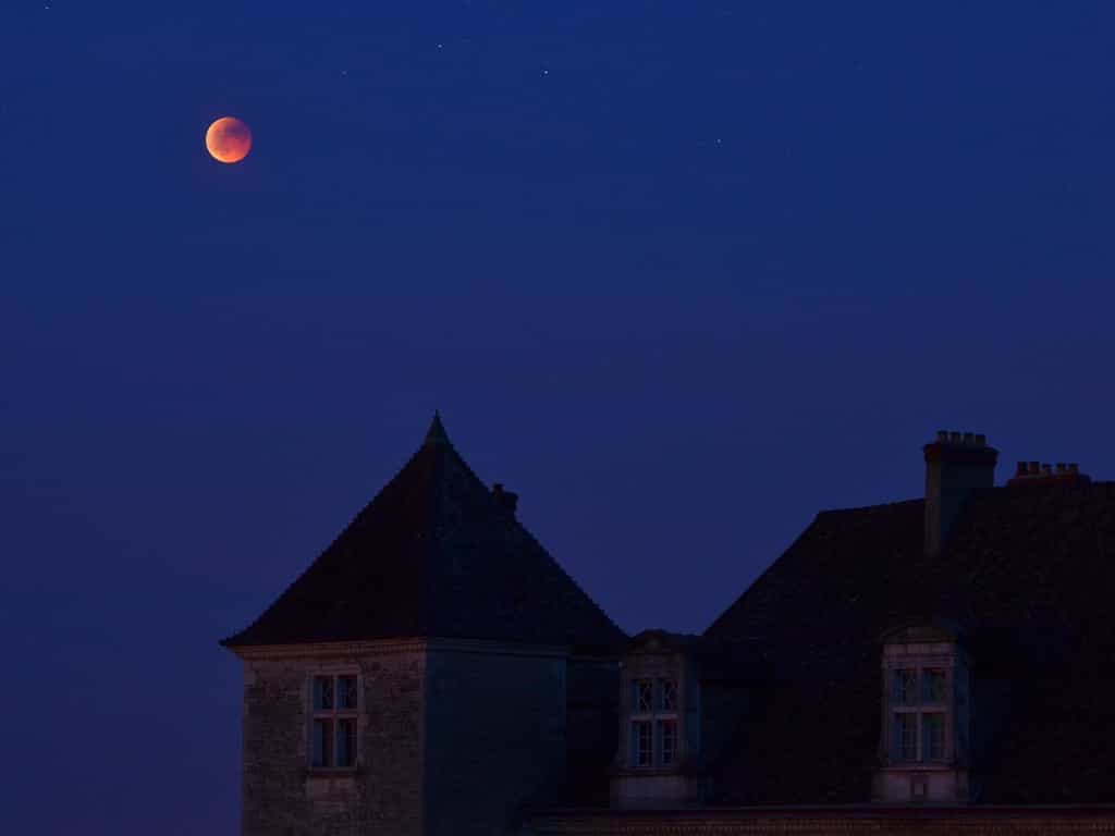 En Bourgogne c'est le château du clos de Vougeot qui a servi de cadre à un lever de Lune éclipsée. © J.-B. Feldmann