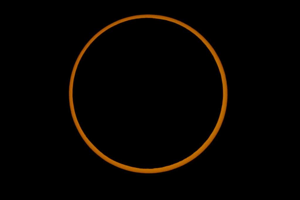 Une éclipse solaire annulaire se produit&nbsp;quand la Lune trop éloignée de la Terre ne couvre pas entièrement le disque solaire. Ici l'éclipse annulaire du 3 octobre 2005, observée en Espagne. © Yves Gandolphe