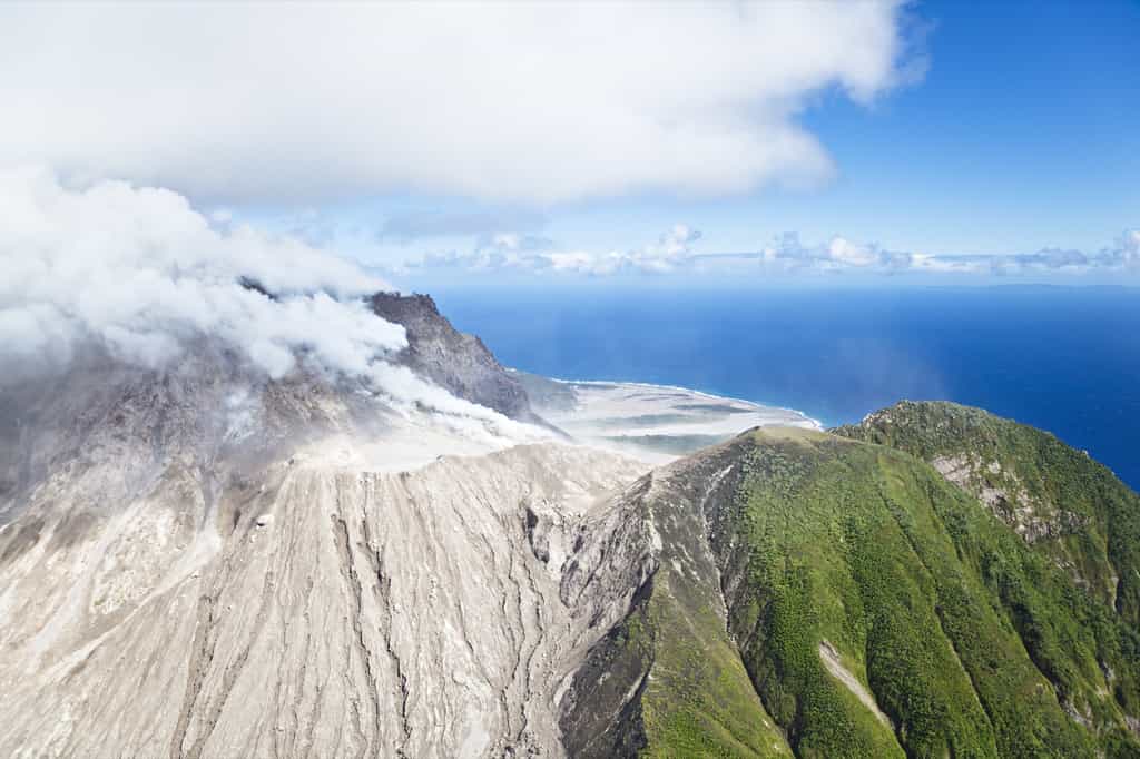 Les écoulements pyroclastiques lors des éruptions volcaniques génèrent des tsunamis. © IndustryAndTravel, Adobe Stock