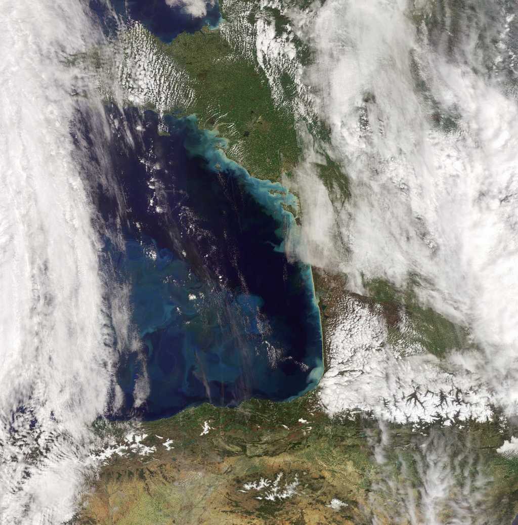 Cette image prise par Envisat montre l’efflorescence du phytoplancton dans le Golfe de Gascogne. Extension de l’Océan Atlantique Nord, ce golfe est bordé à l’Est par la côte ouest de la France (de la Bretagne à l’Aquitaine) et au Sud par la côte nord de l’Espagne (de la Galice au Pays Basque). Prise par la caméra Meris le 13 avril 2009, elle permet de distinguer des détails de 300 m au niveau du sol. Source Esa