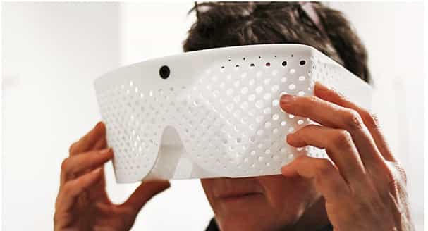 Le masque Eidos Vision, développé par des étudiants du Royal College of Art de Londres, intègre deux mini-écrans et une caméra. Il est relié à un ordinateur où un logiciel traite la vidéo en temps réel. L’utilisateur voit les mouvements se décomposer, l'objet en mouvement étant représenté en une succession d'images. Des entraîneurs pourraient par exemple se servir de ce système pour analyser en temps réel la technique d’un sportif. © Tim Bouckley/Millie Clive-Smith/Mi Eun Kim/Yuta Sugawara, Royal College of Art