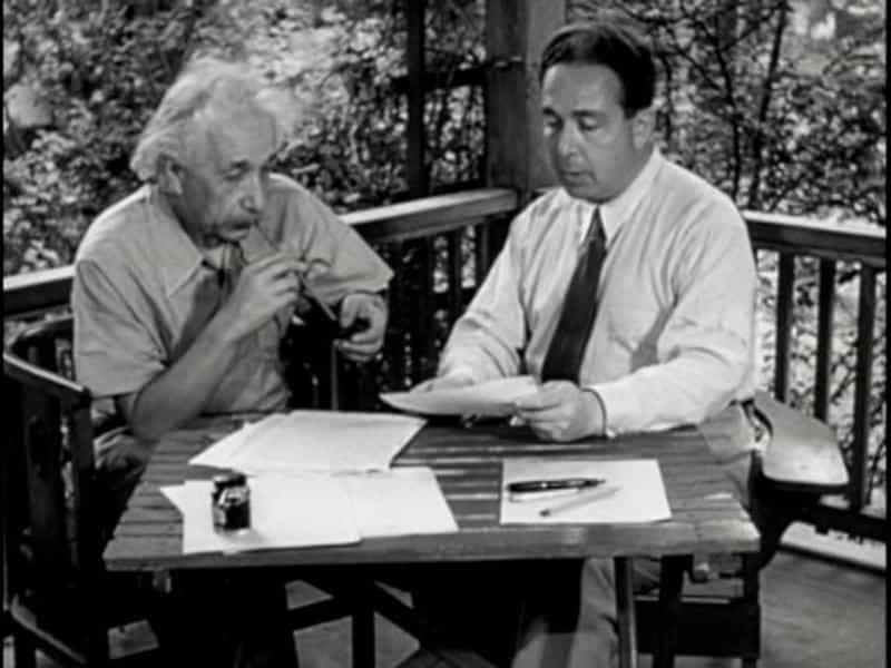Einstein et Szilard se concertant pour écrire une lettre au président Roosevelt l'informant de la possibilité de construire une bombe atomique.