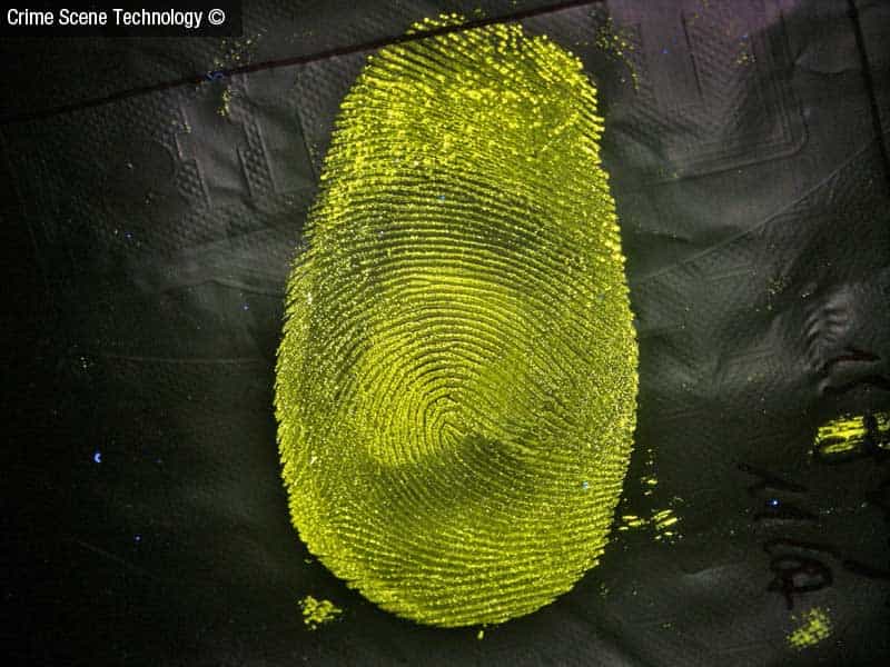 Grâce au Lumicyano, les empreintes digitales les plus difficiles à révéler peuvent prendre des tournures fluorescentes. © Crime Scene Technology