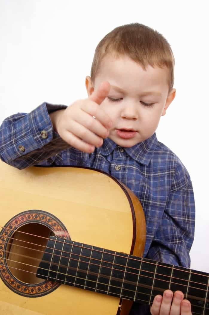La pratique d'un instrument de musique demande de la coordination. Or, dans les âges les plus précoces de la vie, le cerveau est très plastique et s'adapte facilement aux nouvelles tâches qu'on lui demande. Suffisamment pour créer des connexions durables toute la vie ! © Fotokolosov, StockFreeImages.com