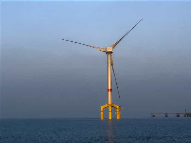 Des éoliennes offshore seront mises en service en 2017 au large des côtes françaises. Les 600 éoliennes mesureront près de 200 m de haut, et l'ensemble affichera une puissance de 3.000 MW. Elles permettront ainsi à la France de rattraper son retard par rapport à d'autres pays européens en matière d'éolien offshore. © perspective-OL, Flickr, cc by nc nd 2.0