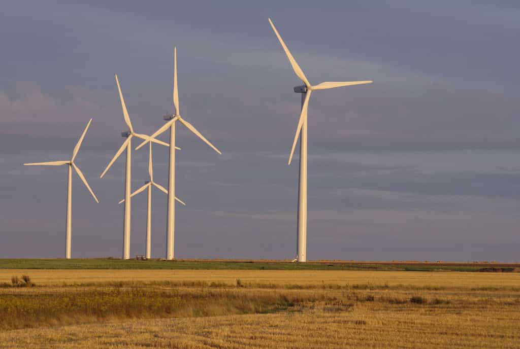 L’énergie créée par les parcs éoliens au gré des vents mais pas des besoins des utilisateurs doit pouvoir être stockée efficacement quelque part... © Olivier Tétard/Flickr CC