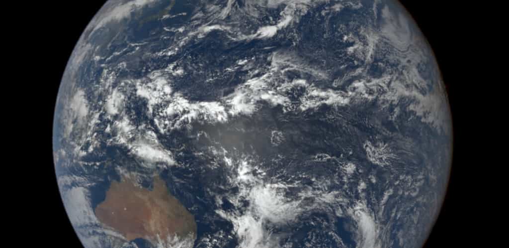 Des chercheurs avancent qu’une diminution de la couverture nuageuse est à l’origine d’une diminution de l’albédo de notre Planète. © Nasa, DSCOVR