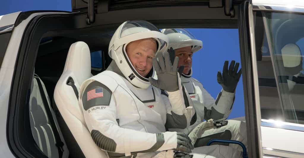 Robert Behnken — à l’arrière-plan — et Douglas Hurley — au premier plan — seront les deux astronautes à bord du Crew Dragon de SpaceX qui s’envolera vers la Station spatiale internationale ce mercredi 27 mai 2020. Ils portent ici les nouvelles combinaisons spatiales conçues aussi par Space X. © Nasa