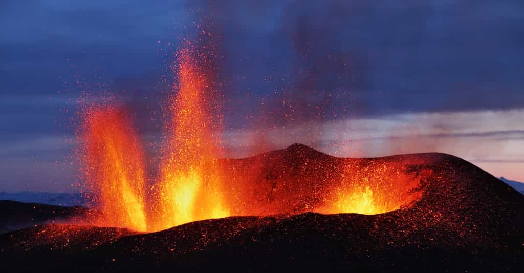 Les experts ne s’attendent pas à ce que l’éruption en cours du côté de l’Islande cause des difficultés au trafic aérien. Contrairement à ce qui s’était produit lors de l’éruption explosive du volcan Eyjafjallajökull – ici en illustration –&nbsp;en 2010. © moodboard, Adobe Stock