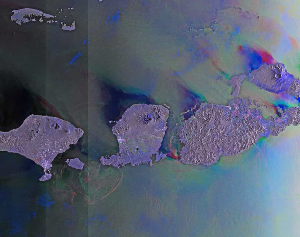 Cette image est une compilation de trois passages du radar d’Envisat les 20 juin, 19 août et 17 décembre 2011. Une couleur a été attribuée à chaque passage (rouge, vert et bleu) et c’est leur combinaison qui a donné cette vue. Les couleurs y révèlent les changements intervenus à la surface entre les passages d’Envisat. © Esa  
