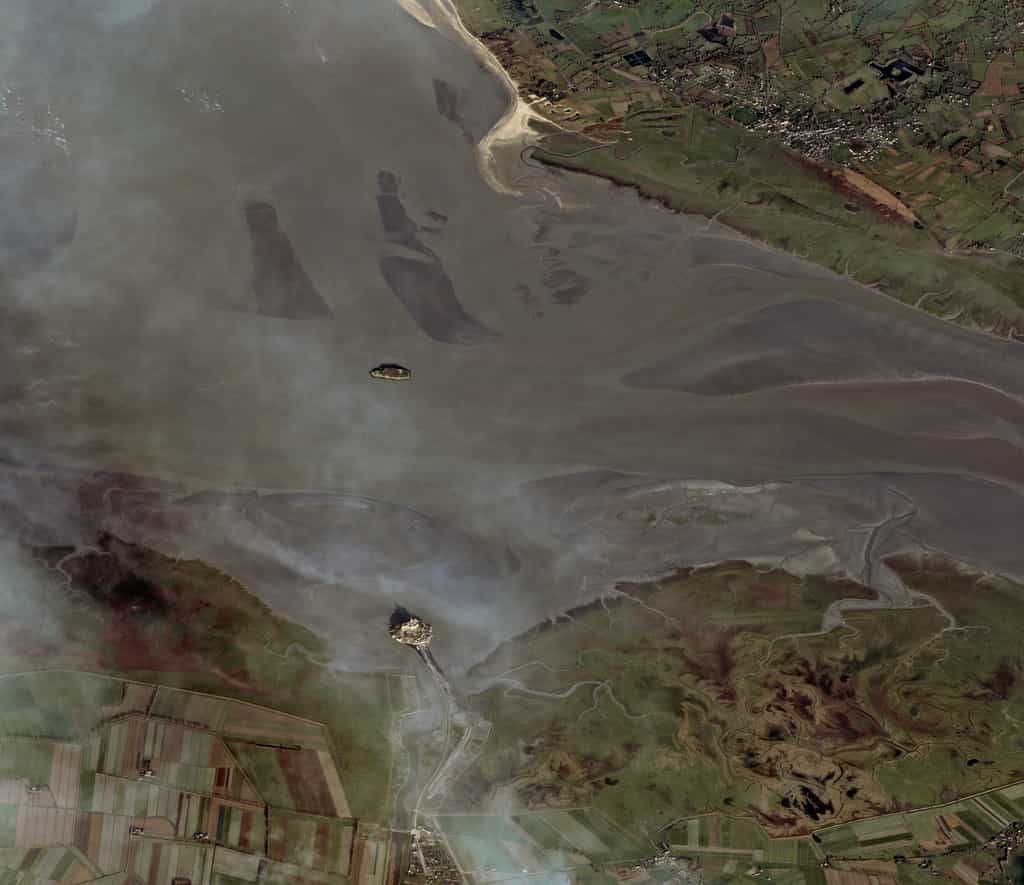 Le mont Saint-Michel photographié le 3 mai 2012 par le satellite Pléiades lors des grandes marées. © Cnes 2012/Astrium Services/Spot Image