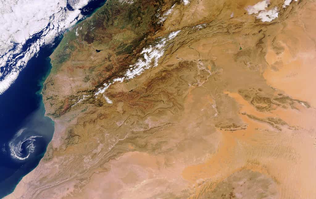 Cette image d'une partie de l'Afrique, centrée sur le Sahara, a été prise le 5 décembre 2011 par la caméra Meris du satellite Envisat. Elle aurait été beaucoup plus verte si elle avait été prise 4.900 à 11.800 ans auparavant, durant la période humide africaine.&nbsp;© Esa