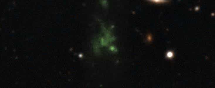 Des galaxies enfouies dans le nuage géant de gaz expliquent son rayonnement. © ESO