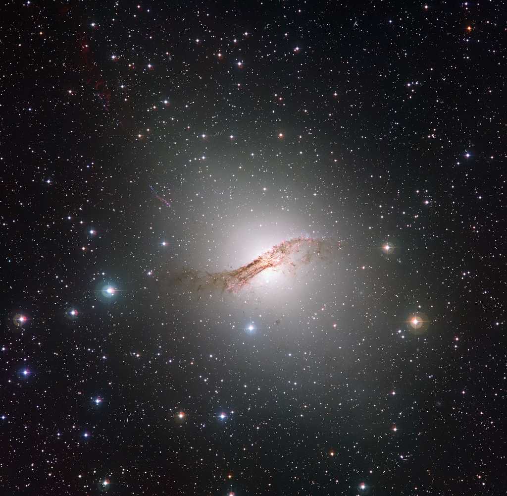 Cette image de la galaxie particulière Centaurus A (NGC 5128) a été réalisée avec la caméra WFI (Wide Field Imager) sur le télescope MPG/ESO de 2,2 mètres à l'Observatoire de la Silla au Chili. Avec un temps de pose total supérieur à 50 heures, il s'agit très probablement de l'image la plus profonde jamais réalisée de cet objet curieux et spectaculaire. © ESO