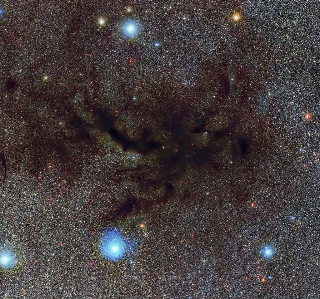 Cette image montre Barnard 59, une partie d'un vaste et sombre nuage de poussière interstellaire appelé la nébuleuse de la Pipe. Cette nouvelle image très détaillée a été réalisée par la caméra WFI (Wide Field Imager) sur le télescope MPG/ESO de 2,2 m à l'Observatoire de la Silla. © ESO