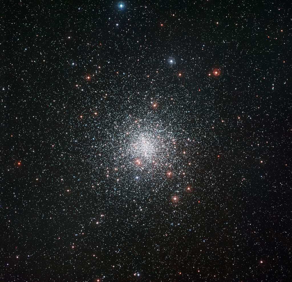 Cette image prise avec la caméra WFI sur le télescope MPG/ESO de 2,2 mètres à l'Observatoire de La Silla de l'ESO montre le spectaculaire amas globulaire Messier 4. Cette grosse boule d'étoiles vieilles est l'un de ces systèmes stellaires les plus proches de la Terre. Elle se trouve dans la constellation du Scorpion à proximité de la lumineuse étoile rouge Antarès. © ESO