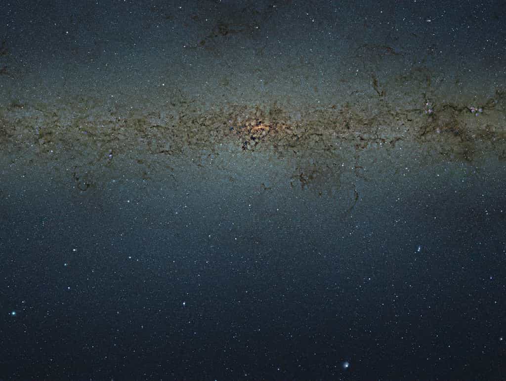 Cette vue surprenante des zones centrales de la Voie lactée a été obtenue grâce au sondage effectué à l'aide du télescope Vista situé à l'Observatoire du Paranal au Chili. Cette gigantesque image de 108.200 par 81.500 pixels contient 8,8183 milliards de pixels. Elle a été créée à partir de milliers d'images individuelles prises par Vista au travers de trois filtres infrarouges différents. © ESO
