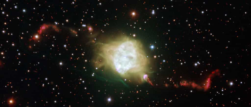 Cette nouvelle image du très grand télescope de l'ESO montre la nébuleuse planétaire Fleming I dans la constellation du Centaure. Cet objet surprenant est un nuage de gaz brillant autour d'une étoile en fin de vie. De nouvelles observations ont montré qu'une très rare paire de naines blanches occupe vraisemblablement le cœur de cet objet. Leurs mouvements orbitaux permettent parfaitement d'expliquer les remarquables structures symétriques des jets de matière dans les nuages de gaz avoisinants constituant cet objet et d'autres objets similaires. © ESO, H. Boffin