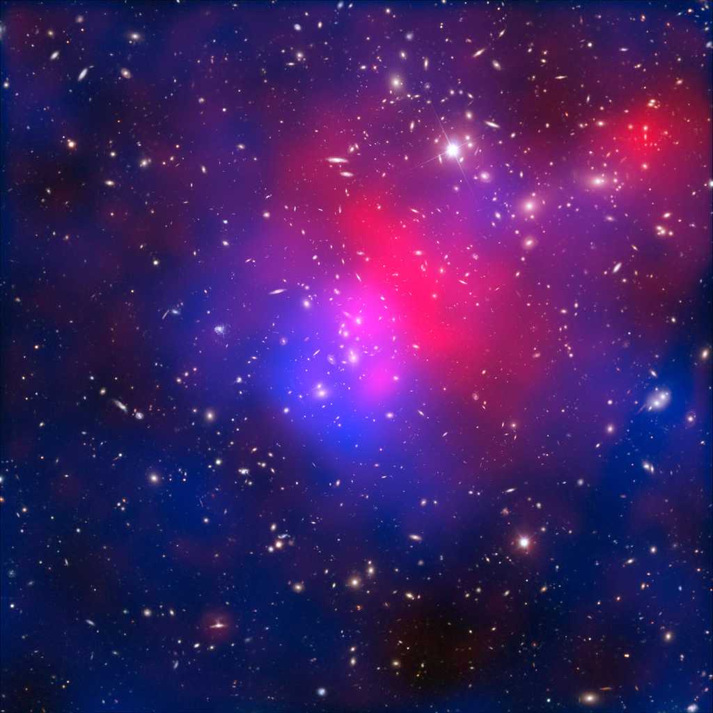 La combinaison des images prises par quatre télescopes, deux terrestres et deux spatiaux, permet aux astronomes d'étudier les particularités d'Abell 2744, les restes d'une collision multiple entre des amas de galaxies. © Nasa/Esa/ESO/CXC & D. Coe (STScI)/J. Merten (Heidelberg/Bologna)