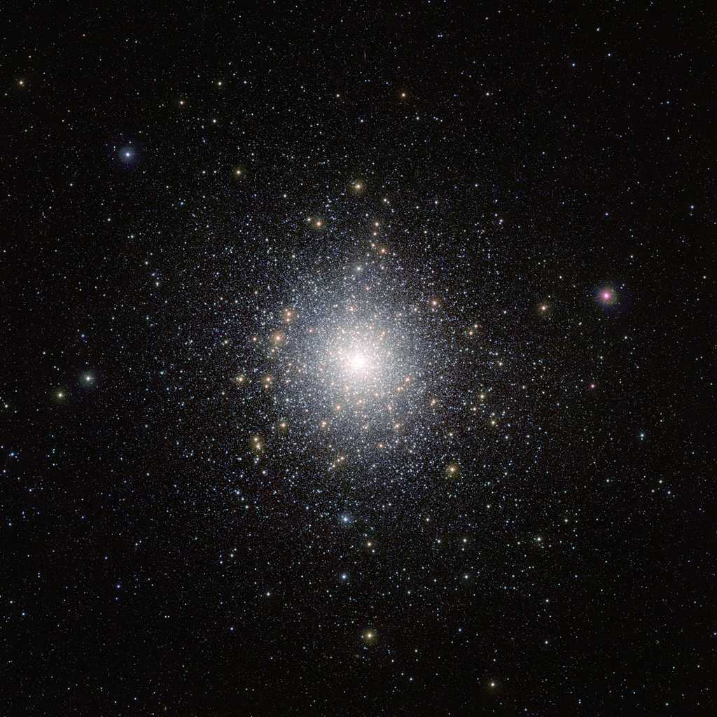 Cet amas d'étoiles lumineux est 47 Tucanae (NGC 104), montré ici sur une image réalisée par le télescope Vista (Visible and Infrared Survey Telescope for Astronomy) de l'ESO, à l'observatoire de Paranal, au Chili. Cet amas se trouve à environ 15.000 années-lumière de la Terre et contient des millions d'étoiles dont certaines sont&nbsp;très&nbsp;peu communes. Cette image a été prise dans le cadre de la campagne d'observation Vista&nbsp;Magellanic Cloud Survey, un projet dédié à la cartographie de la région des Nuages de Magellan, deux petites galaxies très proches de la Voie lactée. © ESO, M.-R. Cioni,&nbsp;Vista Magellanic Cloud Survey,&nbsp;Cambridge Astronomical Survey Unit
