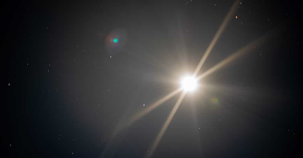 Les astronomes les appellent des « étoiles noires », mais elles brillent de mille feux. © WilliamBank, Adobe Stock