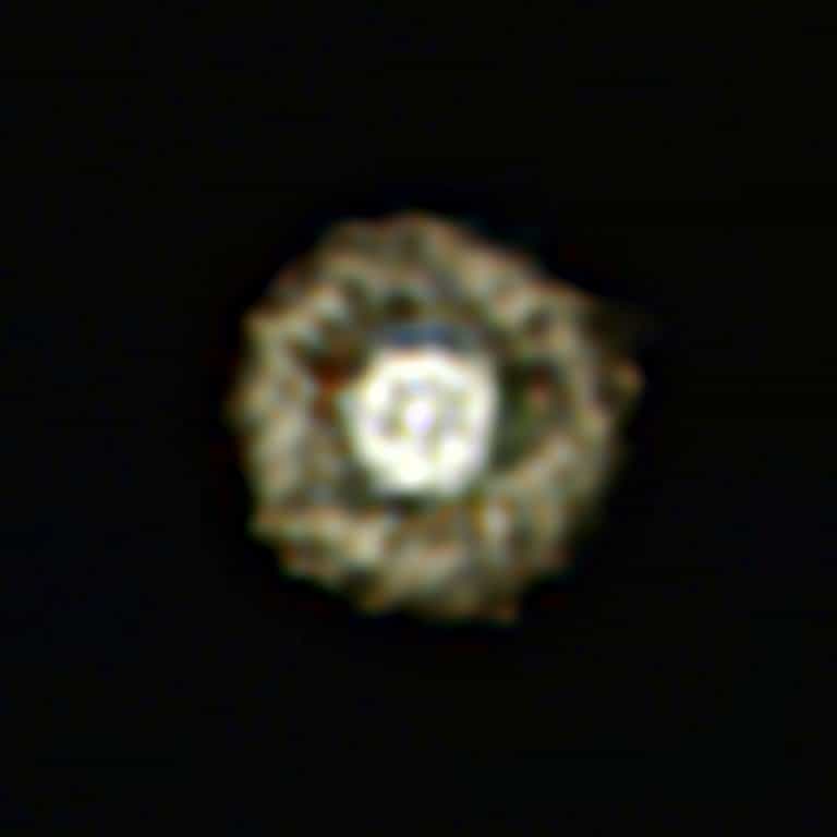 Iras 17163-3907 est l’une des 30 étoiles les plus brillantes dans le ciel infrarouge, à une longueur d’onde de 12 microns observée par Iras, mais elle a été peu observée, car elle est très faible en lumière visible. On la voit ici grâce à la caméra infrarouge Visir sur le VLT. Les trois filtres infrarouge moyen qui ont été utilisés laissent passer la lumière aux longueurs d’onde autour de 8.590 nm (coloriée en bleue), 11.850 nm (coloriée en vert) et 12.810 nm (coloriée en rouge). © ESO/E. Lagadec