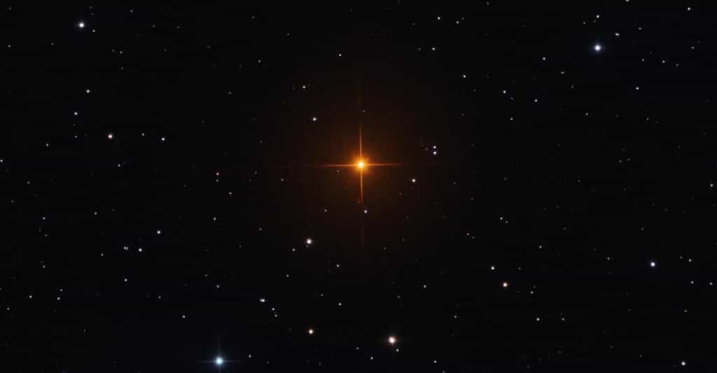 R Leporis, cette étoile rouge orangé brillante capturée ici est un exemple du type d’étoiles situées dans la branche asymptotique des géantes qui intéressent les astronomes de l’université de Chicago (États-Unis). La couleur frappante vient de la grande quantité de carbone dans son atmosphère. © Université de Chicago