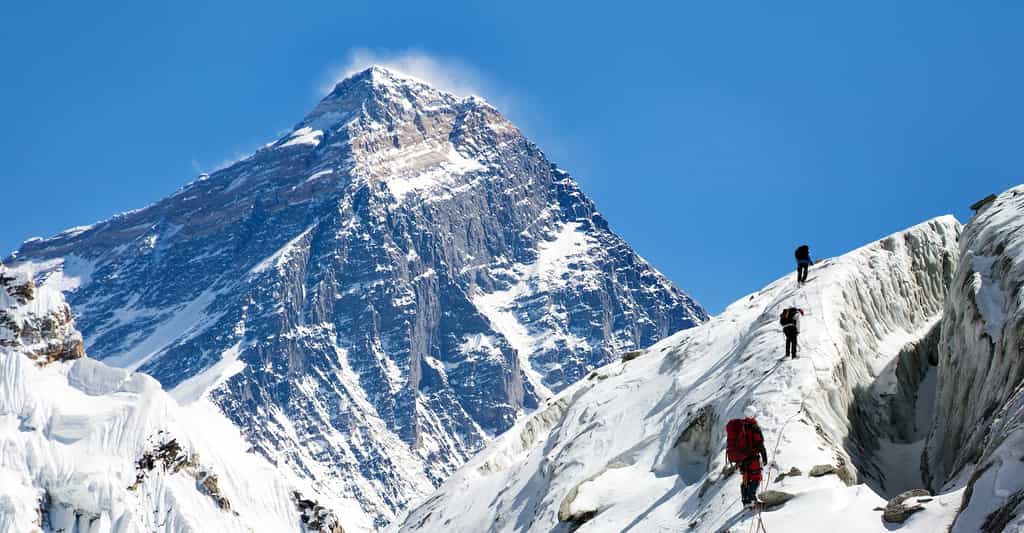 En gravissant l’Everest, les grimpeurs laissent sur place quelques microbes rattachés à l’Homme. Des microbes qui se montrent, pour certains, étonnamment résistants à ces conditions extrêmes. © Daniel Prudek, Adobe Stock