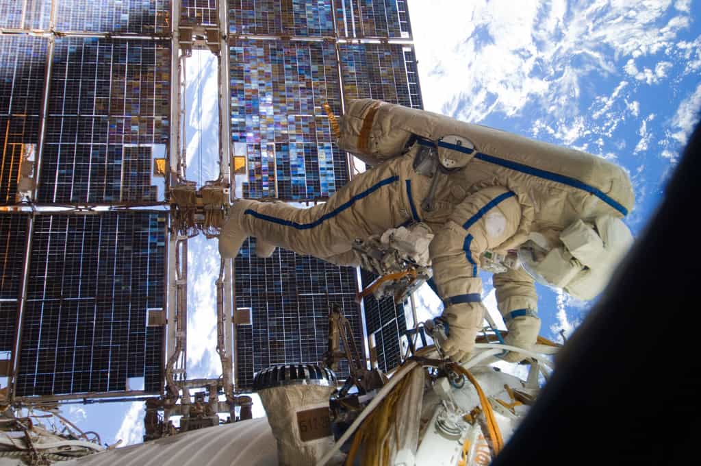 Sortie dans l'espace pour un cosmonaute russe de la Station spatiale au cours de laquelle sera lâché dans l'espace un microsatellite radio pour le compte de l'organisation Ariss. © Nasa